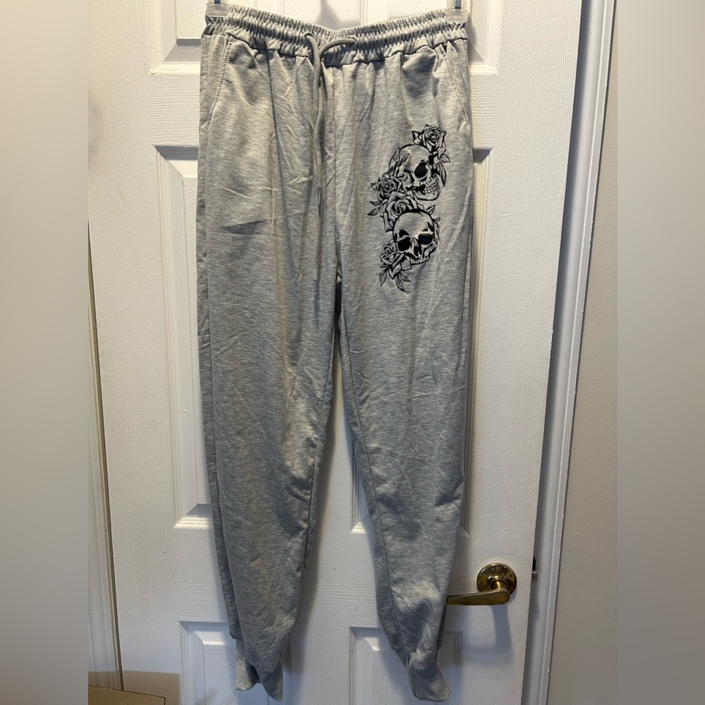 Gray new large skull/roses print jogger sweatpants